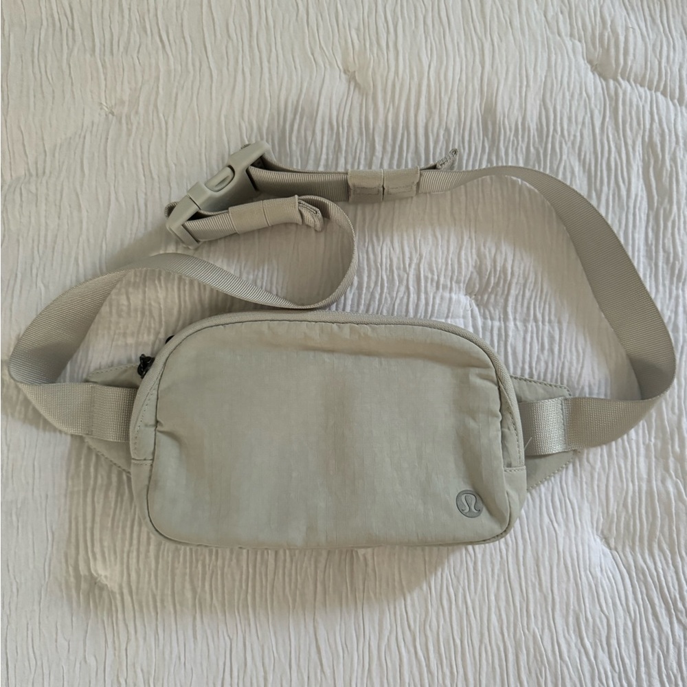 lululemon everywhere belt bag white opal